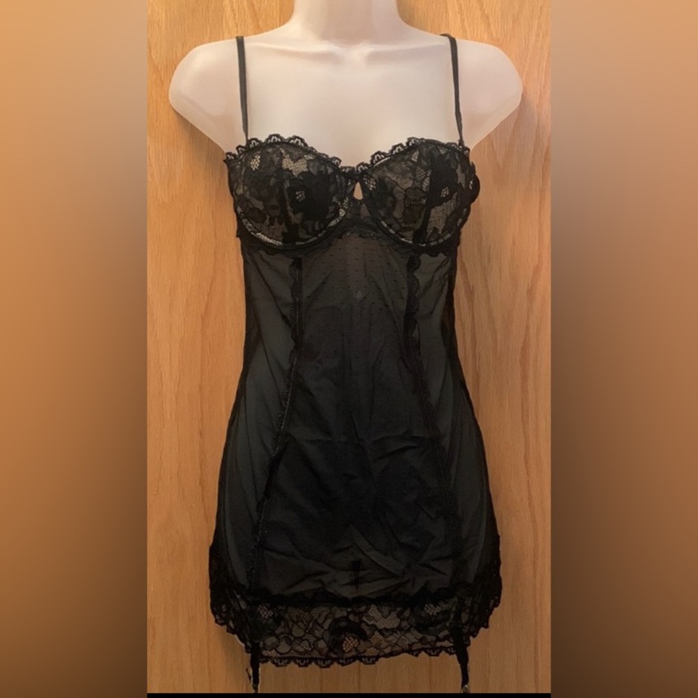 VS Rose Lace Garter Slip Black/Nude Underwire 34B NWOT GORGEOUS!!